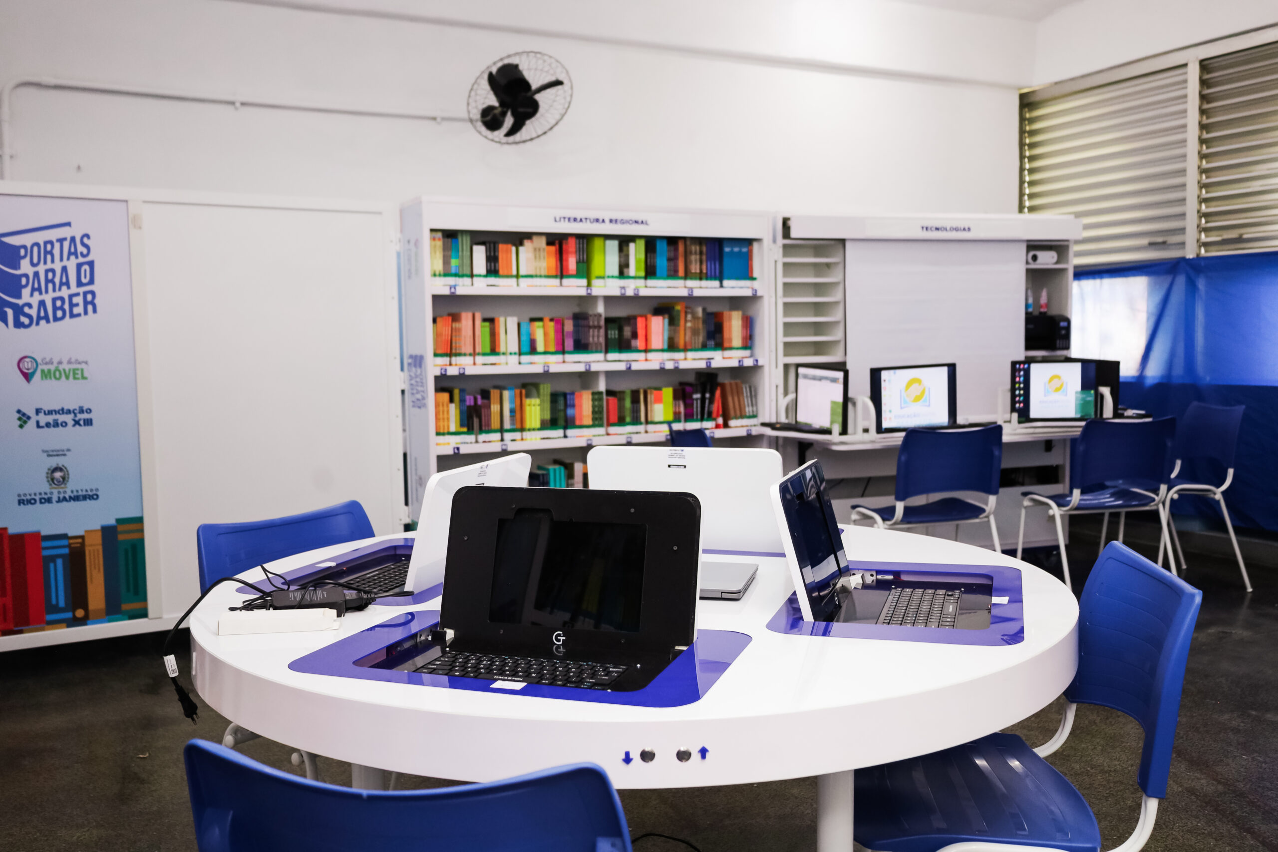 Sala de inform&aacute;tica com diversos computadores