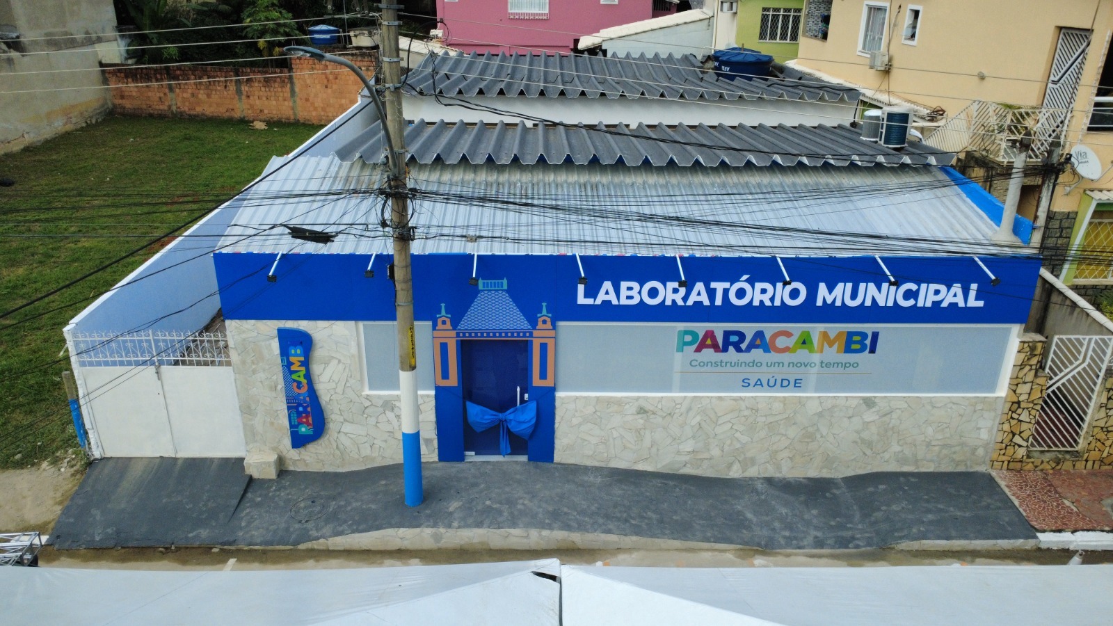 Fachada do laborat&oacute;rio municipal vista de cima